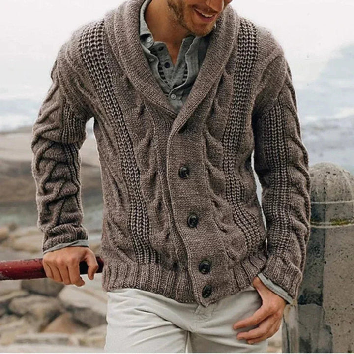 Herrecardigan med kabelstrik, sjalskrave og knapper
