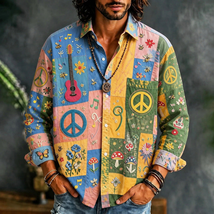 Herreskjorte med farverigt patchworkprint, guitarer, blomster og fredstegn