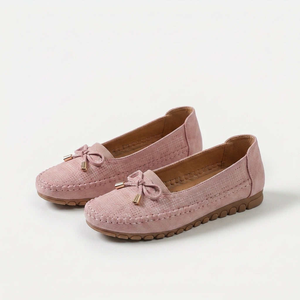 Dame loafers med sløjfe, perforeret overflade og flad sål