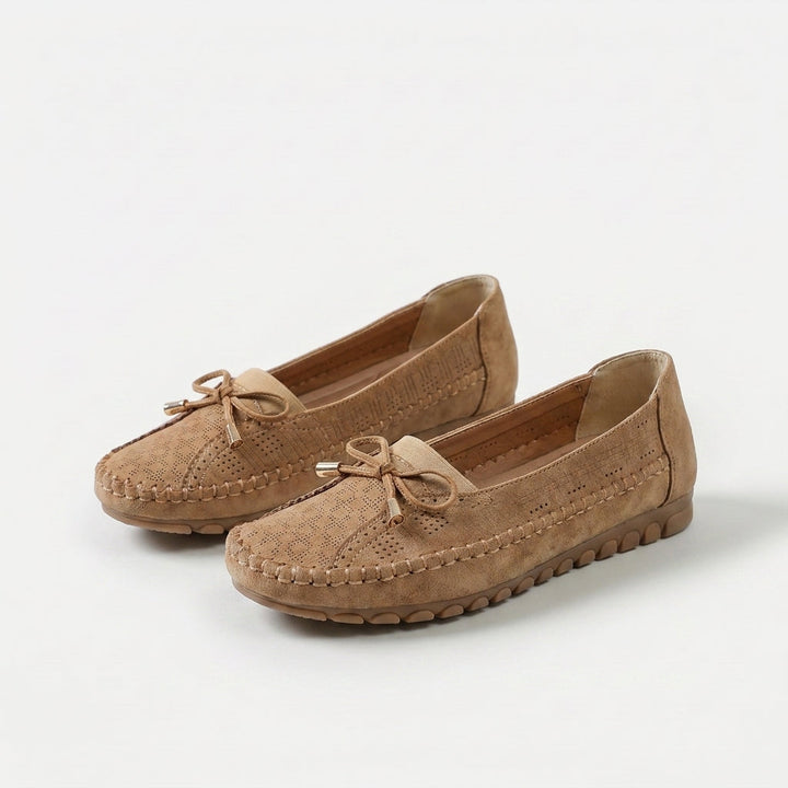 Dame loafers med sløjfe, perforeret overflade og flad sål