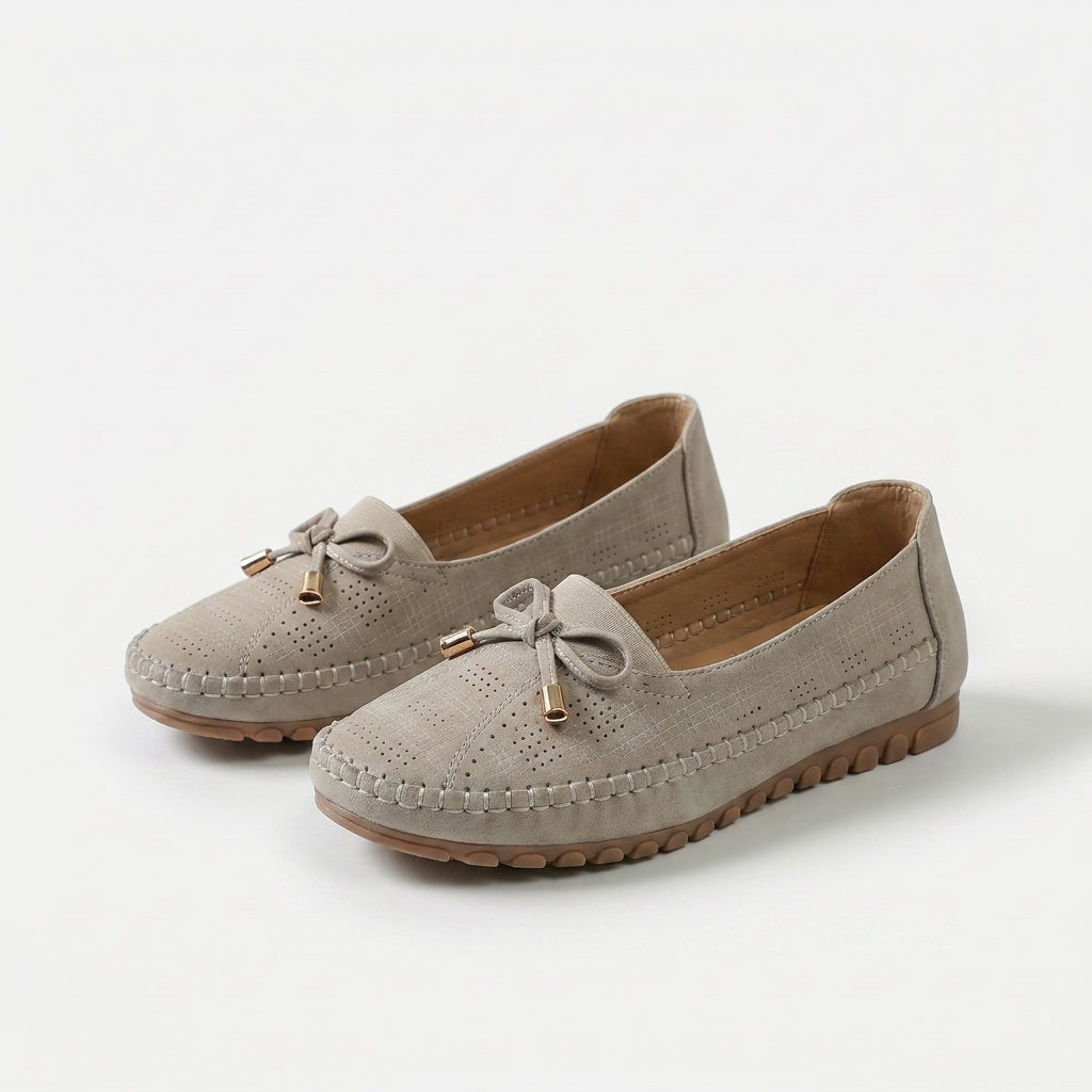 Dame loafers med sløjfe, perforeret overflade og flad sål