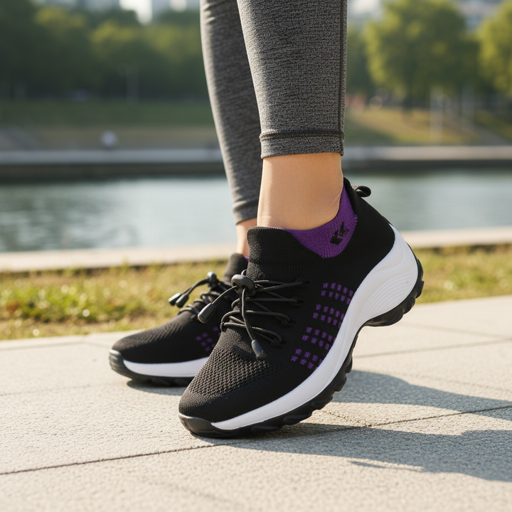 Sorte sneakers med lilla geometriske detaljer, hvid mellemsål og snørelukning