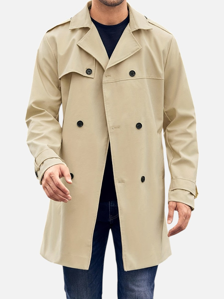 Herre i lang dobbeltradet trenchcoat med reverskrave, knapper og bælte