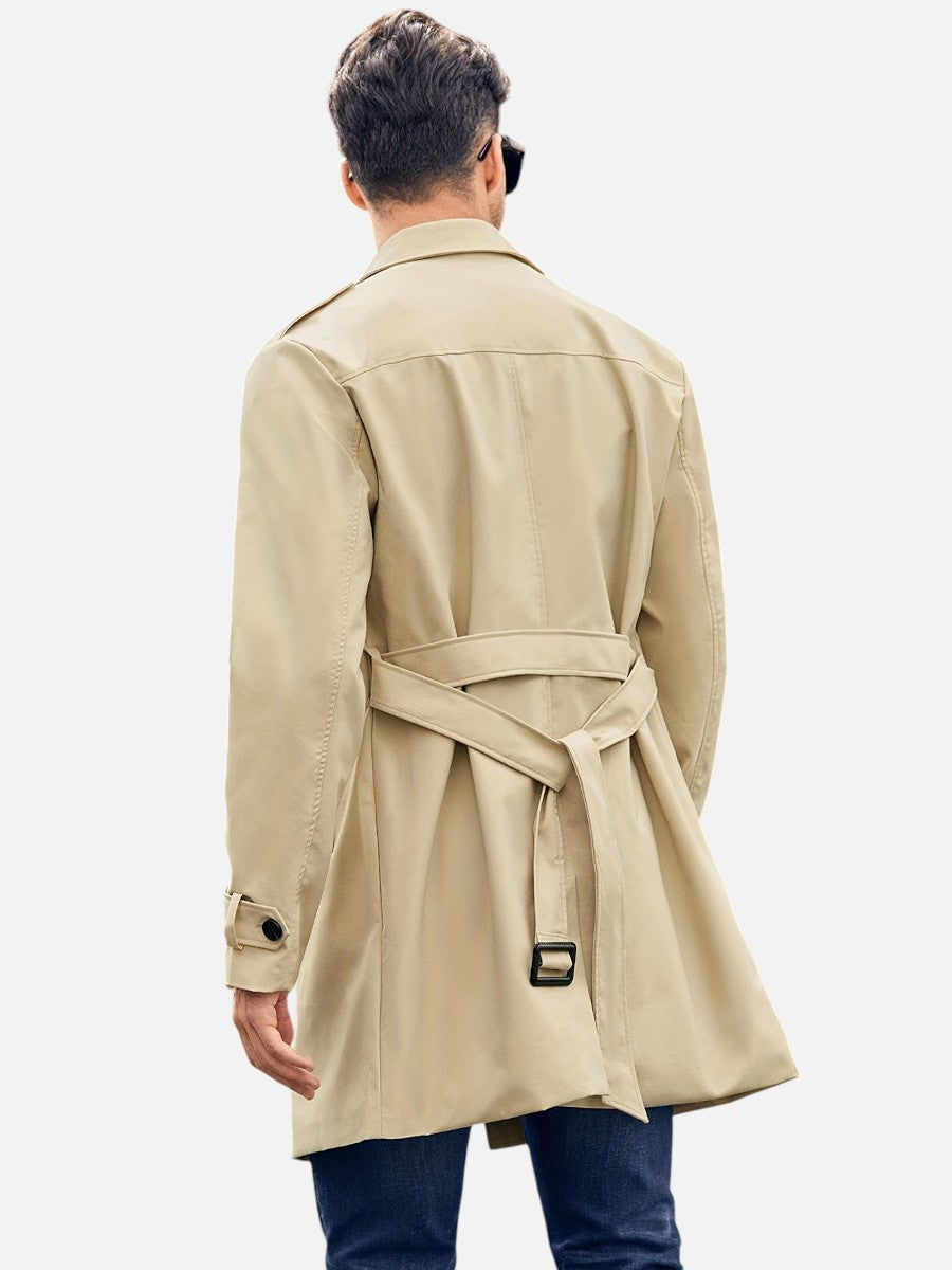 Herre i lang dobbeltradet trenchcoat med reverskrave, knapper og bælte