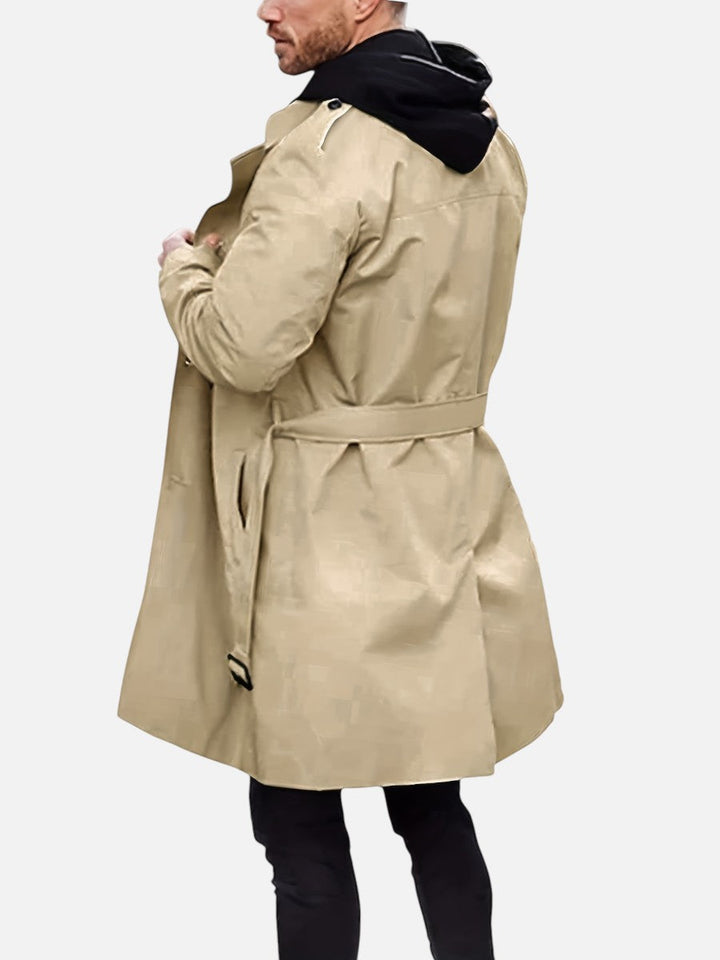 Herre i lang dobbeltradet trenchcoat med reverskrave, knapper og bælte