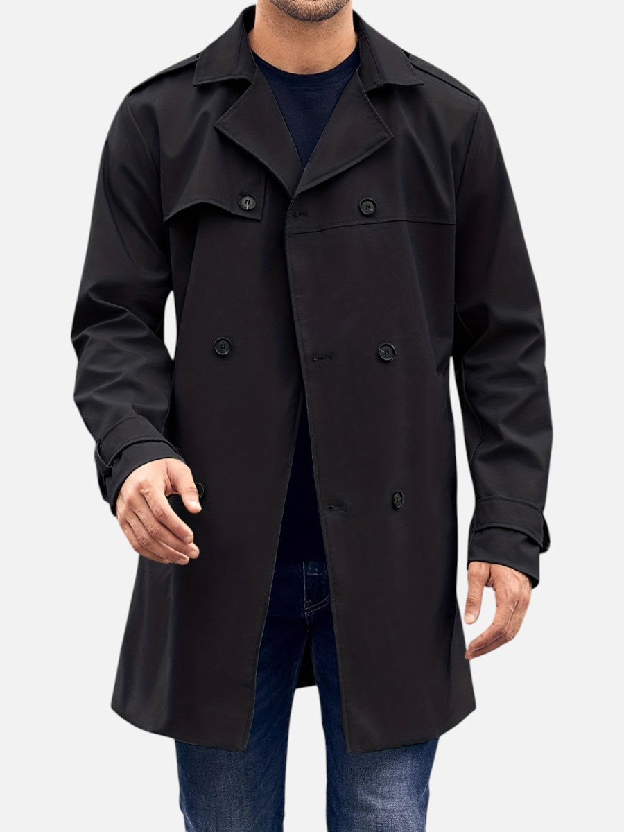 Herre i lang dobbeltradet trenchcoat med reverskrave, knapper og bælte