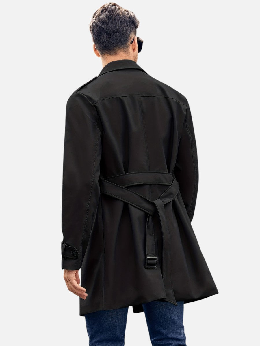Herre i lang dobbeltradet trenchcoat med reverskrave, knapper og bælte