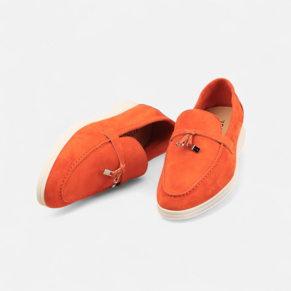 Herre-mocassiner med flad lys sål og dekorative snøredetaljer