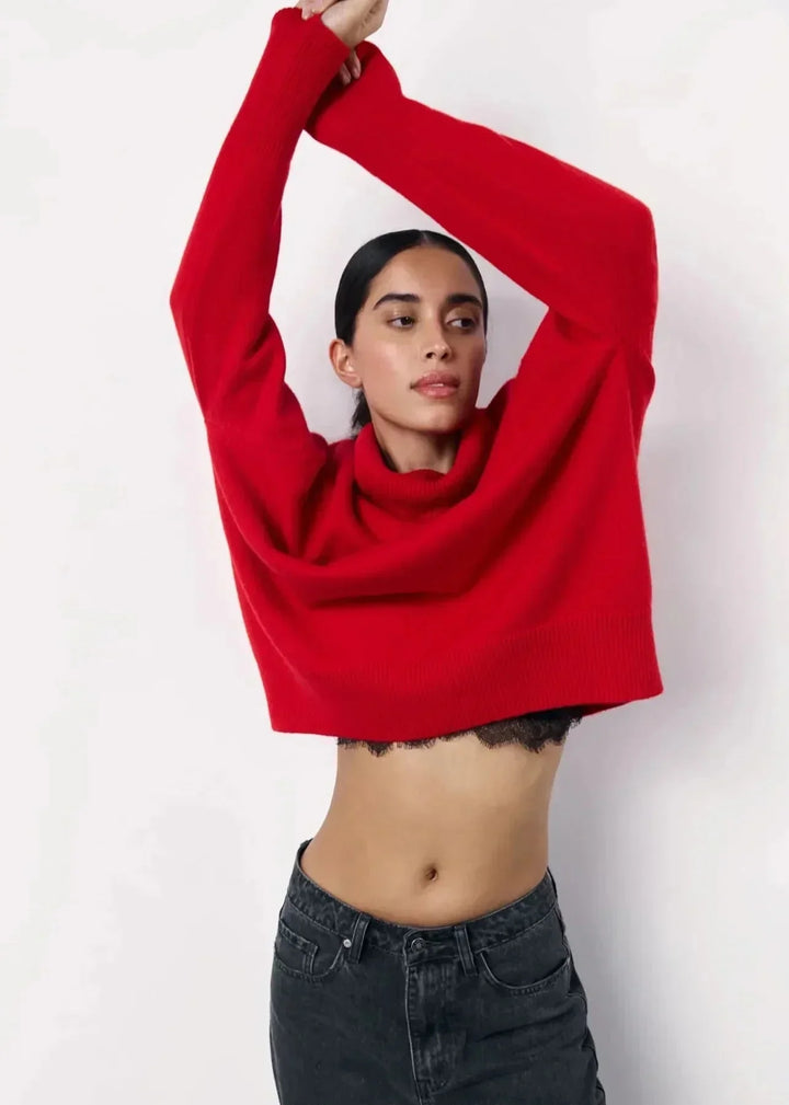 Rød damebluse med oversized pasform og høj rullekrave