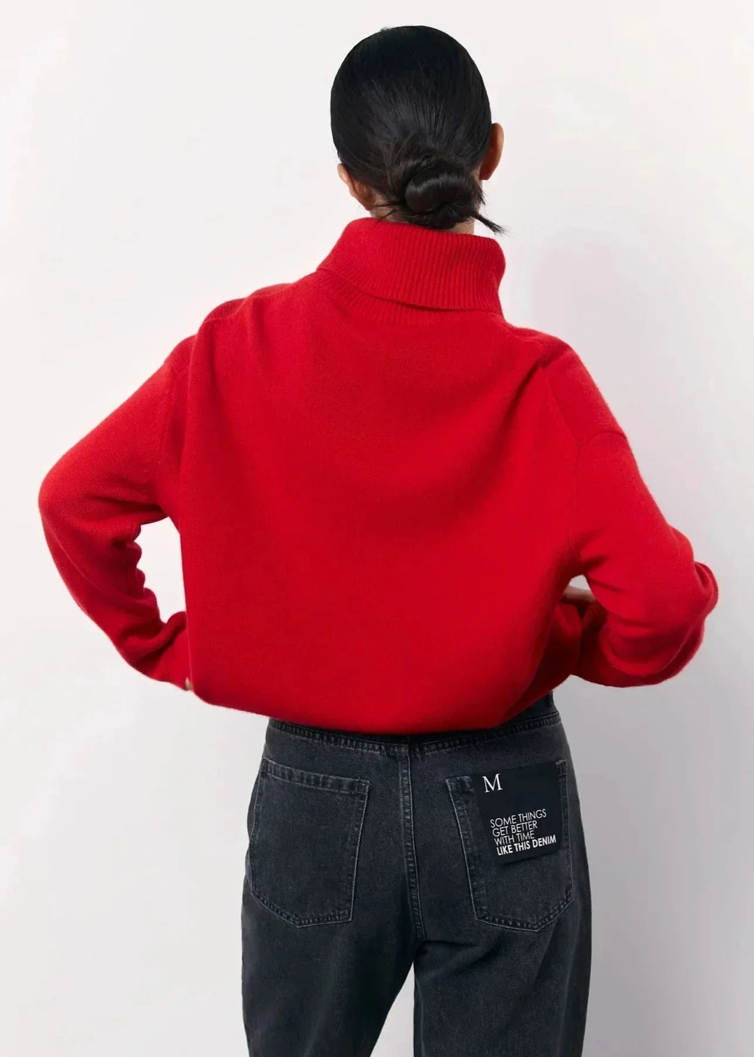 Rød damebluse med oversized pasform og høj rullekrave
