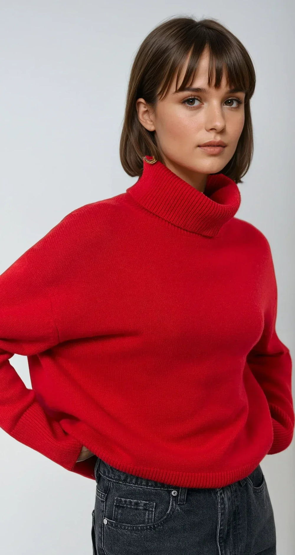Rød damebluse med oversized pasform og høj rullekrave