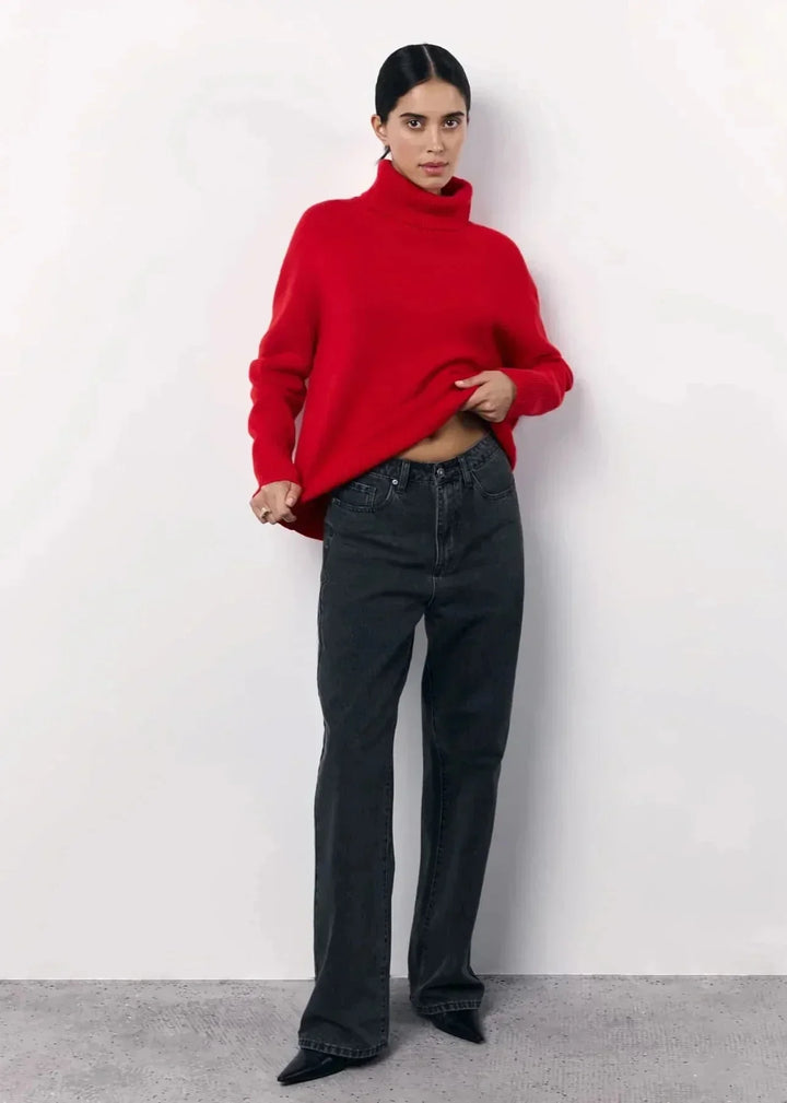 Rød damebluse med oversized pasform og høj rullekrave