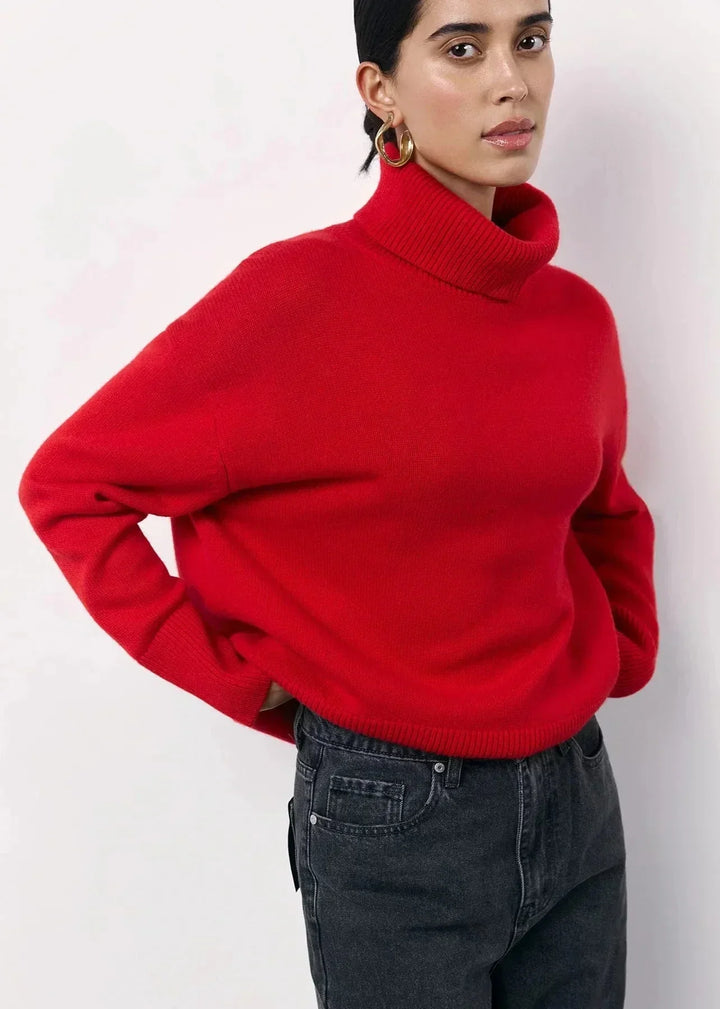 Rød damebluse med oversized pasform og høj rullekrave