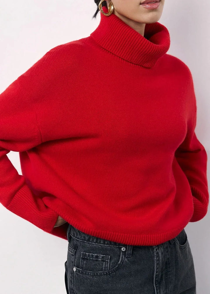 Rød damebluse med oversized pasform og høj rullekrave
