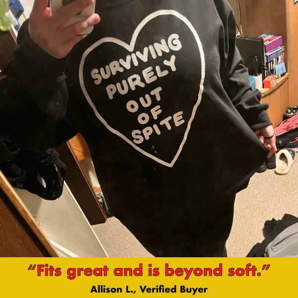 Sort sweatshirt med hvidt hjertemotiv og tekst foran