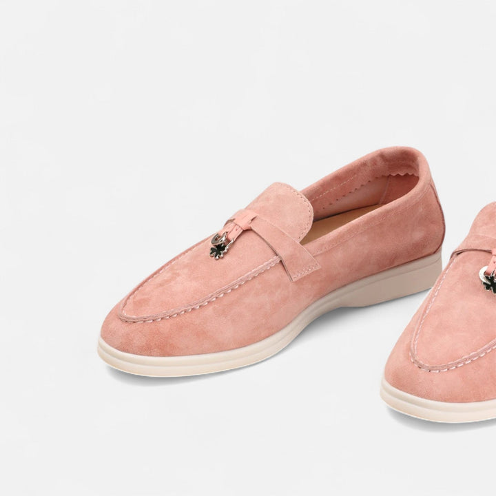 Herre-mocassiner med flad lys sål og dekorative snøredetaljer