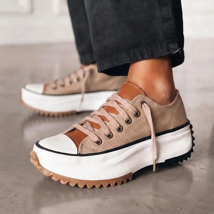 Damesneakers med snørebånd, rund tå og markant platformsål