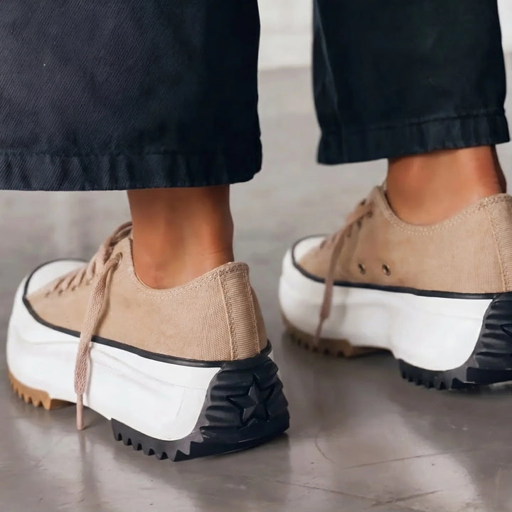 Damesneakers med snørebånd, rund tå og markant platformsål