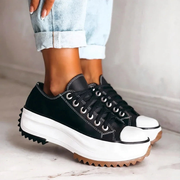 Damesneakers med snørebånd, rund tå og markant platformsål