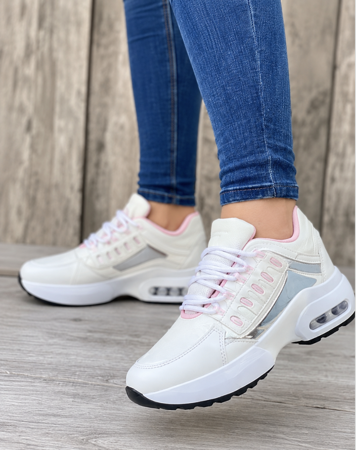 Damesneakers med snørebånd, rund tå og profileret sål