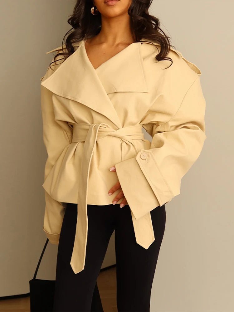 Trench corto da donna con cintura, revers ampi e maniche lunghe