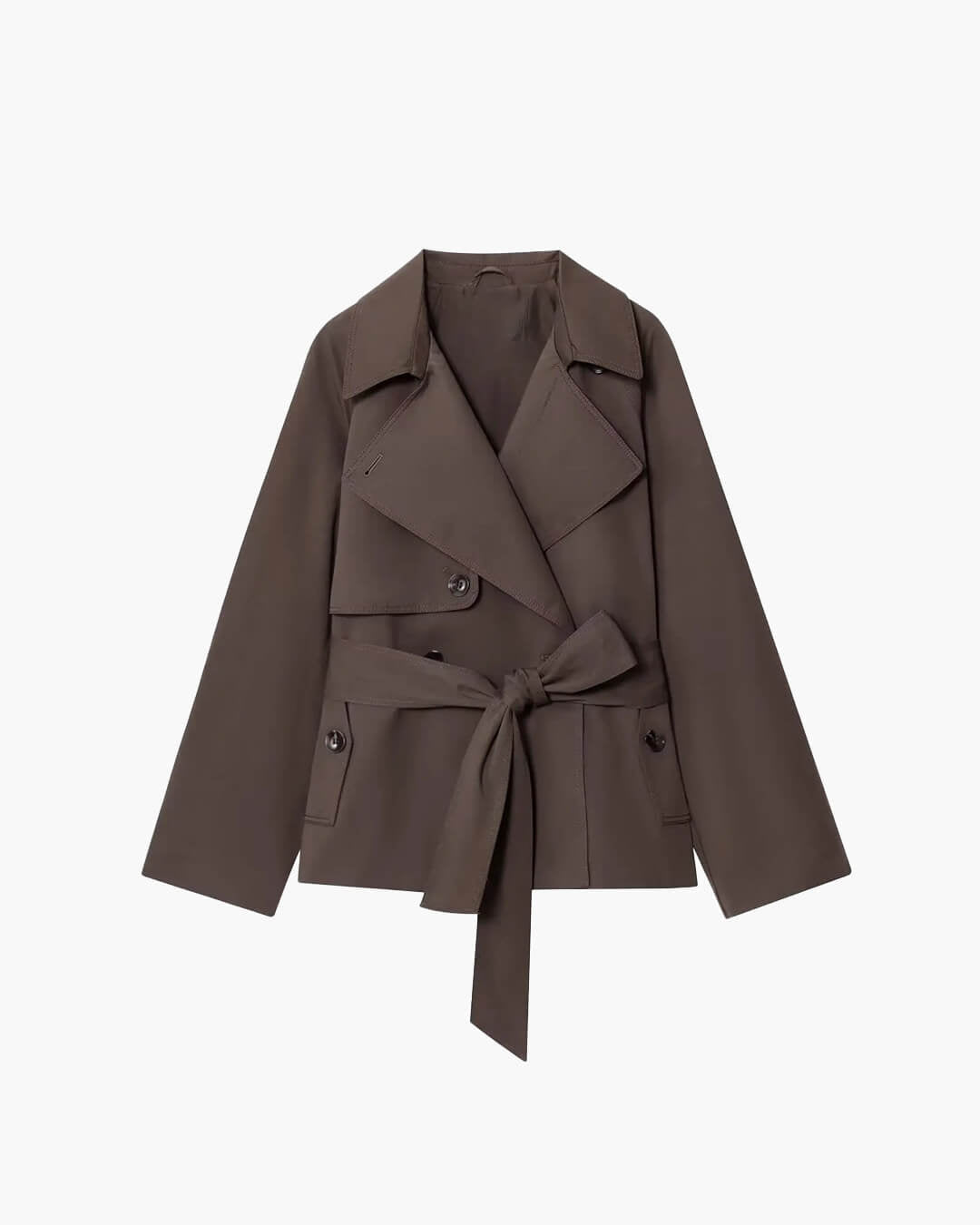 Dame i kort trenchcoat med reverskrave, lange ærmer og bindebælte