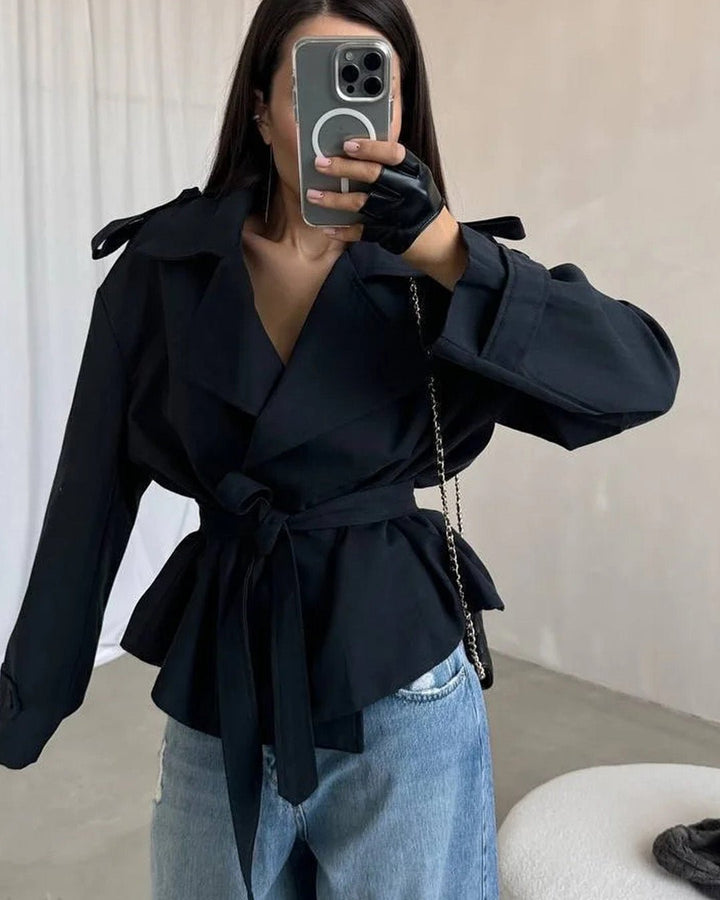 Trench corto da donna con cintura, revers ampi e maniche lunghe