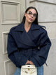 Trench corto da donna con cintura, revers ampi e maniche lunghe