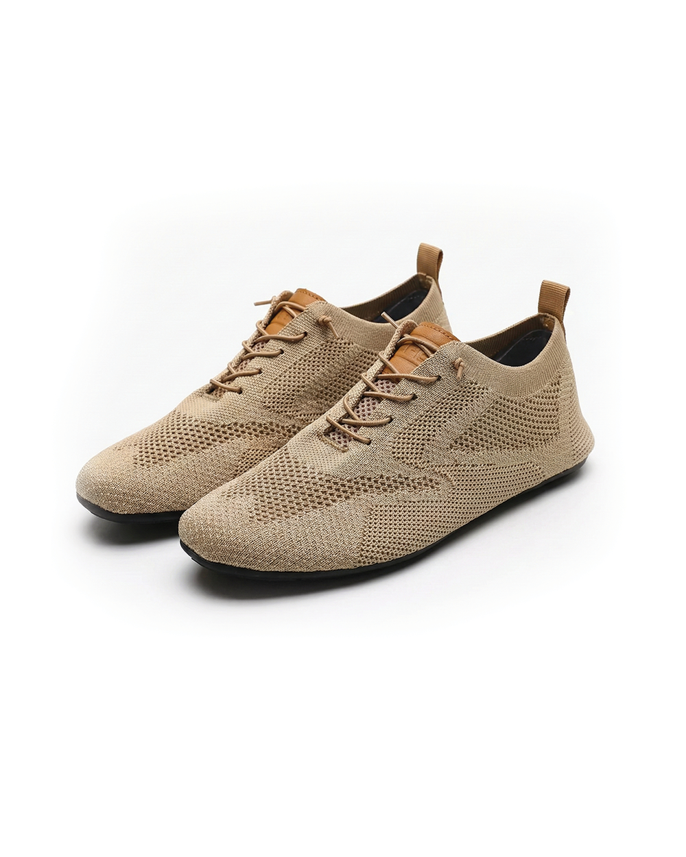 Striksneakers med snørebånd, rund tå og flad sort sål