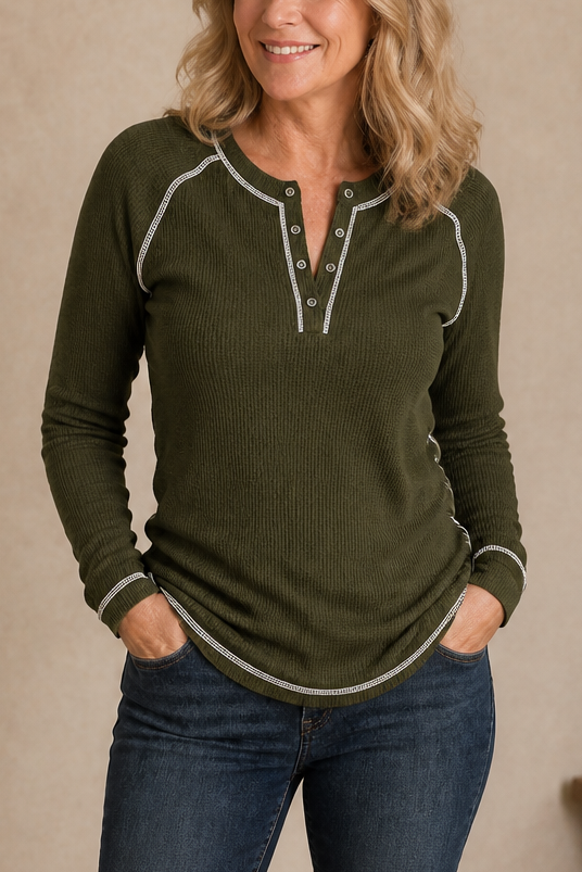 Damebluse i ribstrik med knapper og lyse kontrastsømme