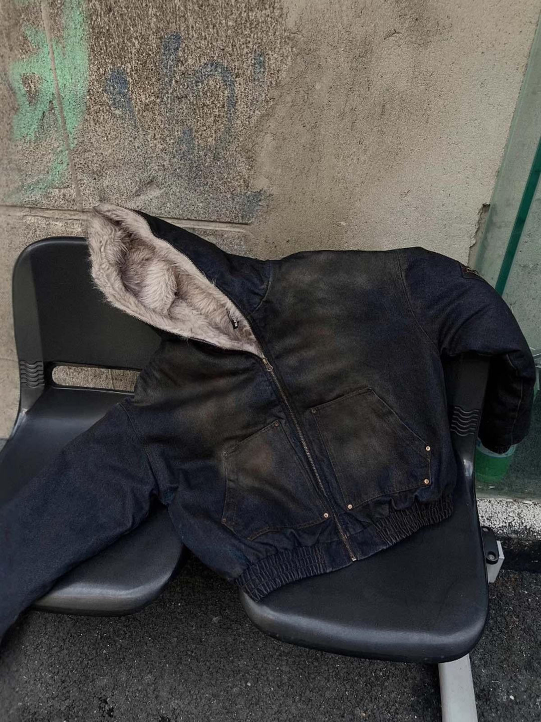 Mørkeblå unisexjakke med hætte, lys kant, lynlås og store lommer