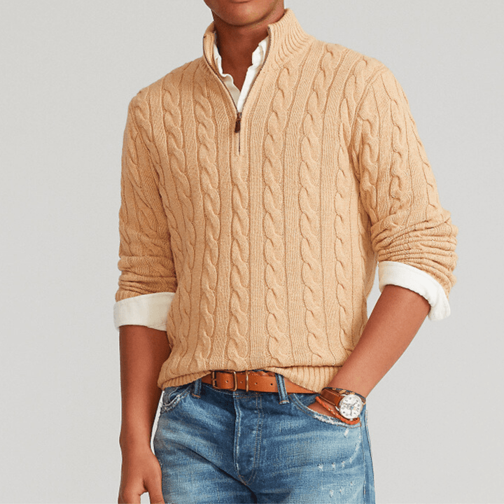 Herresweater med kabelstrik, høj krave og kort lynlås