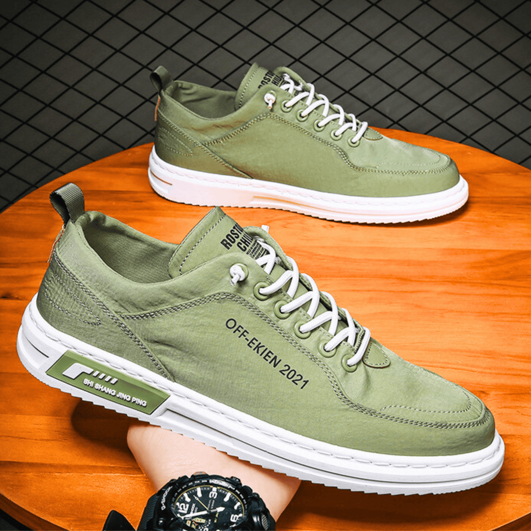 Sneakers med snørebånd, lav profil, afrundet tå og hvid kontrastsål
