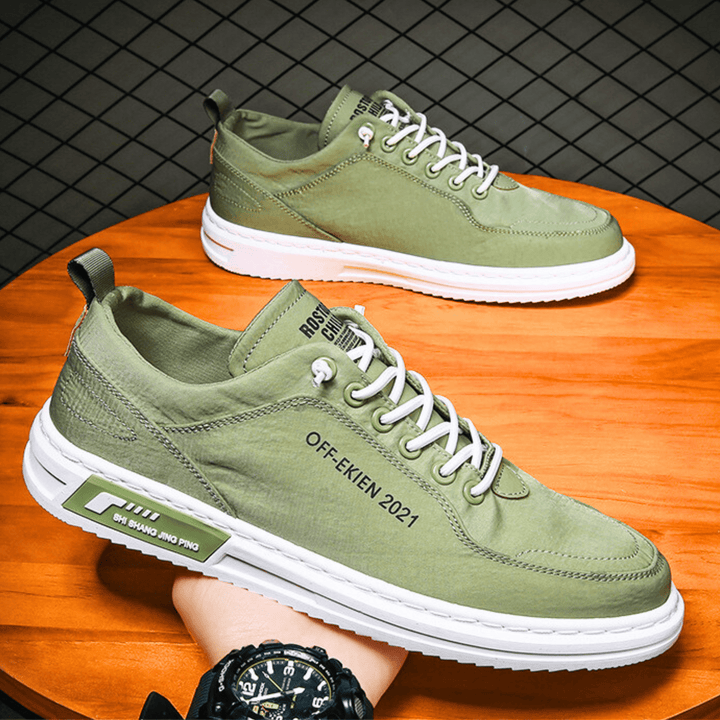 Sneakers med snørebånd, lav profil, afrundet tå og hvid kontrastsål