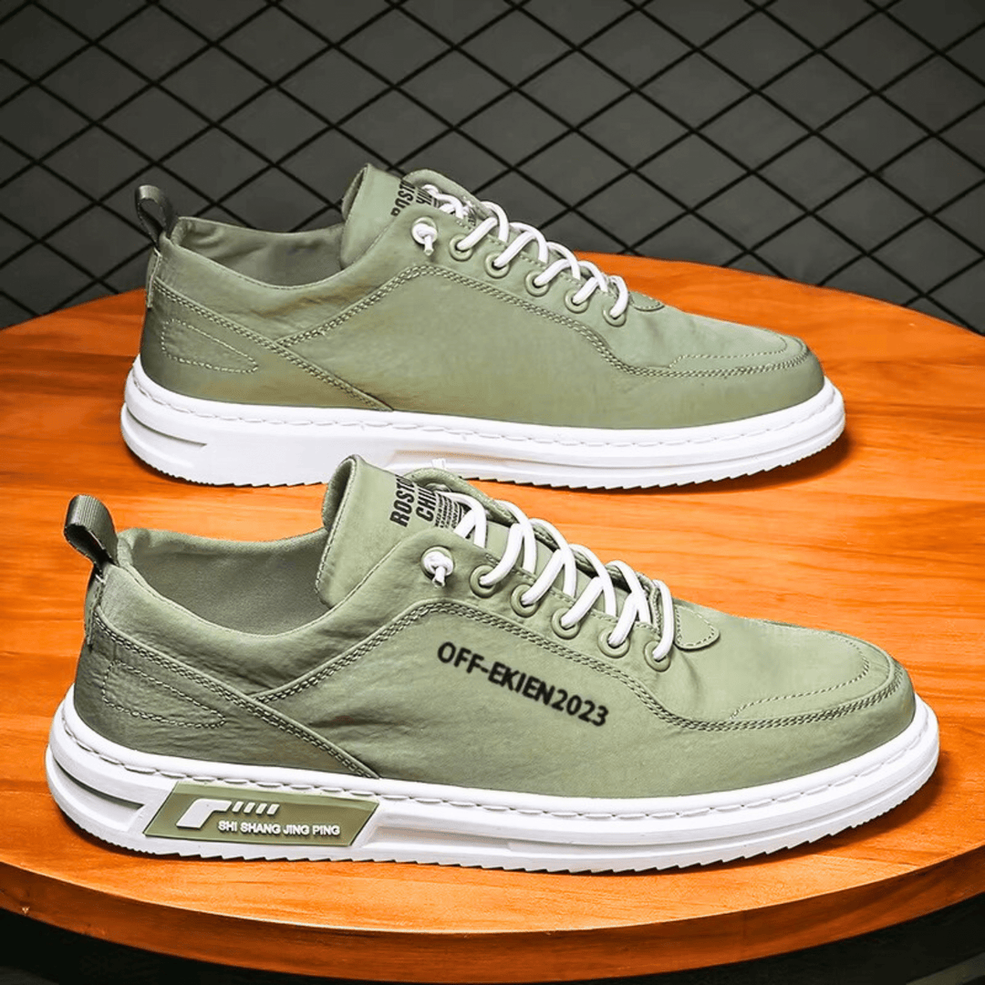 Sneakers med snørebånd, lav profil, afrundet tå og hvid kontrastsål