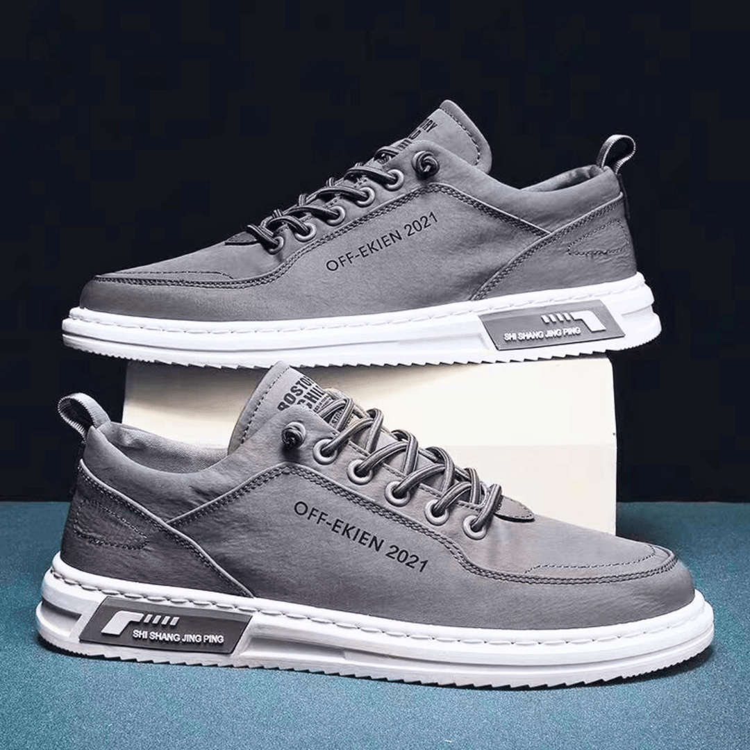 Sneakers med snørebånd, lav profil, afrundet tå og hvid kontrastsål