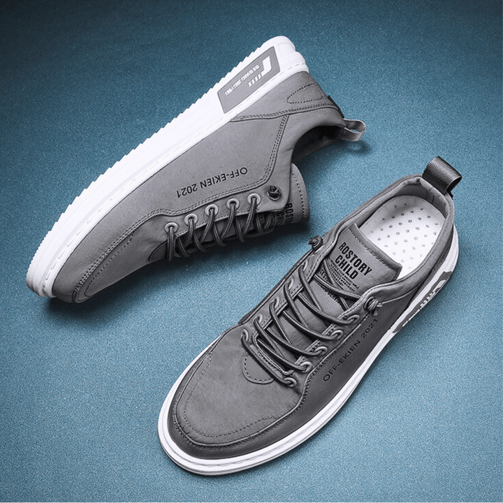 Sneakers med snørebånd, lav profil, afrundet tå og hvid kontrastsål