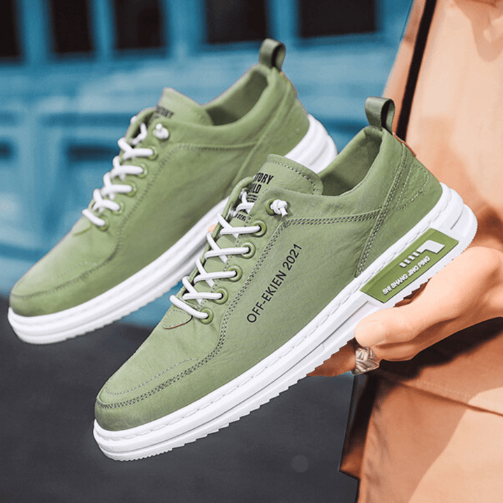 Sneakers med snørebånd, lav profil, afrundet tå og hvid kontrastsål