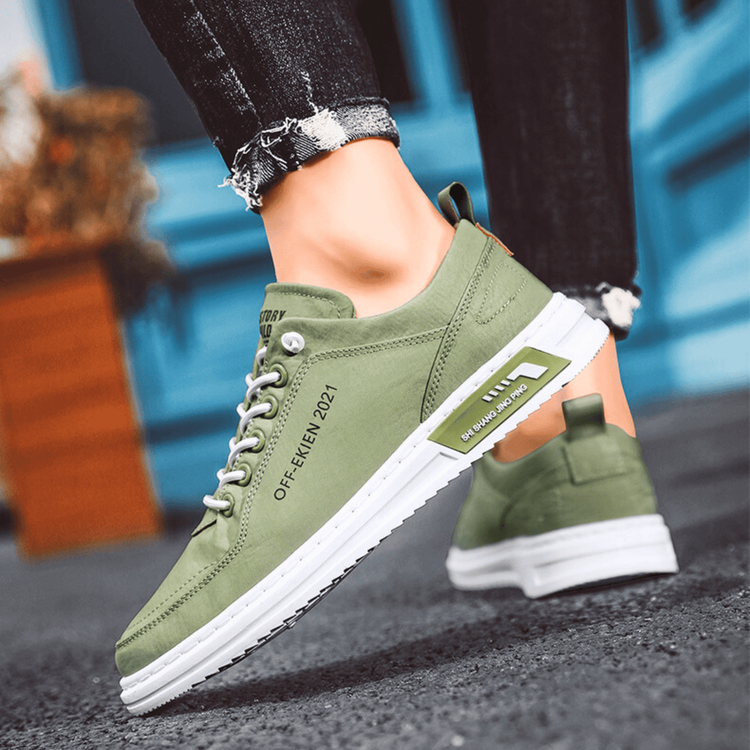 Sneakers med snørebånd, lav profil, afrundet tå og hvid kontrastsål