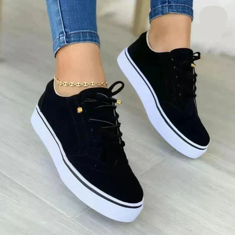 Dame sneakers med perforerede detaljer og hvid sål