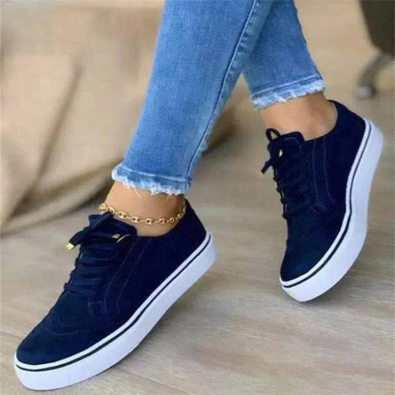 Dame sneakers med perforerede detaljer og hvid sål