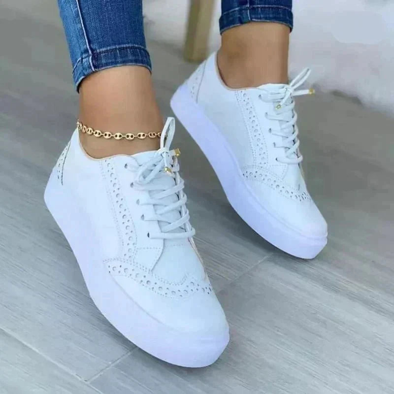 Dame sneakers med perforerede detaljer og hvid sål