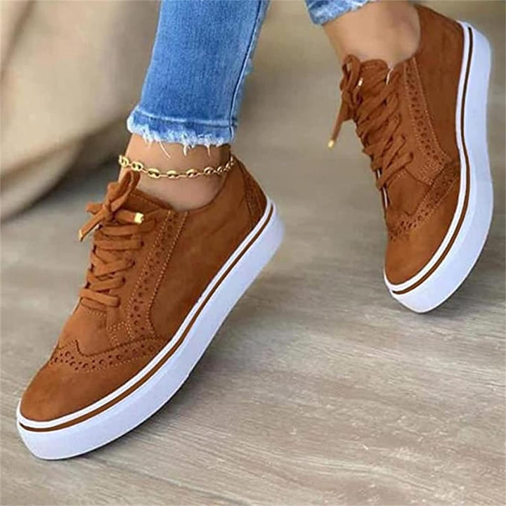 Dame sneakers med perforerede detaljer og hvid sål