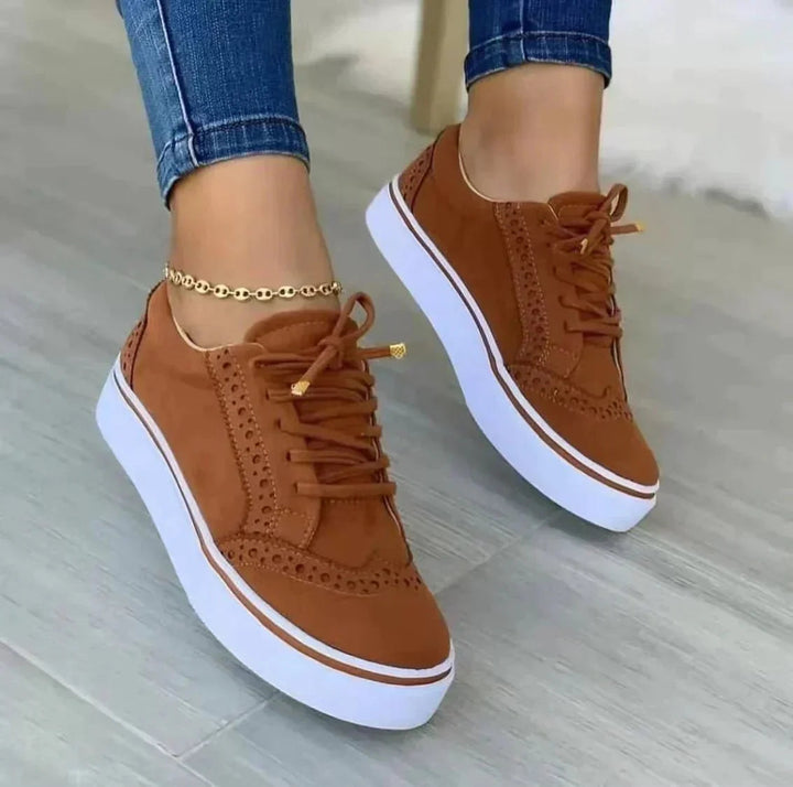 Dame sneakers med perforerede detaljer og hvid sål