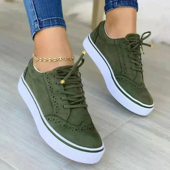 Dame sneakers med perforerede detaljer og hvid sål