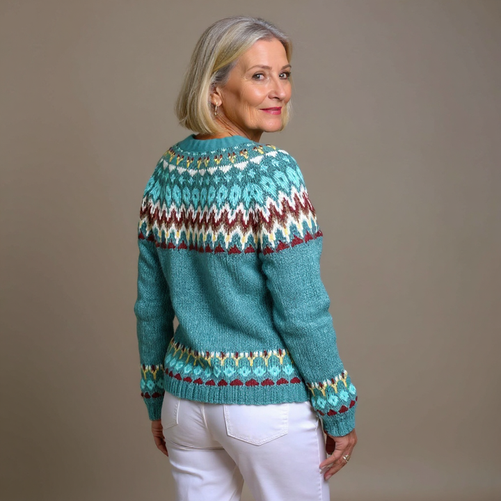 Turkis damecardigan med farverigt Fair Isle-mønster og brune knapper