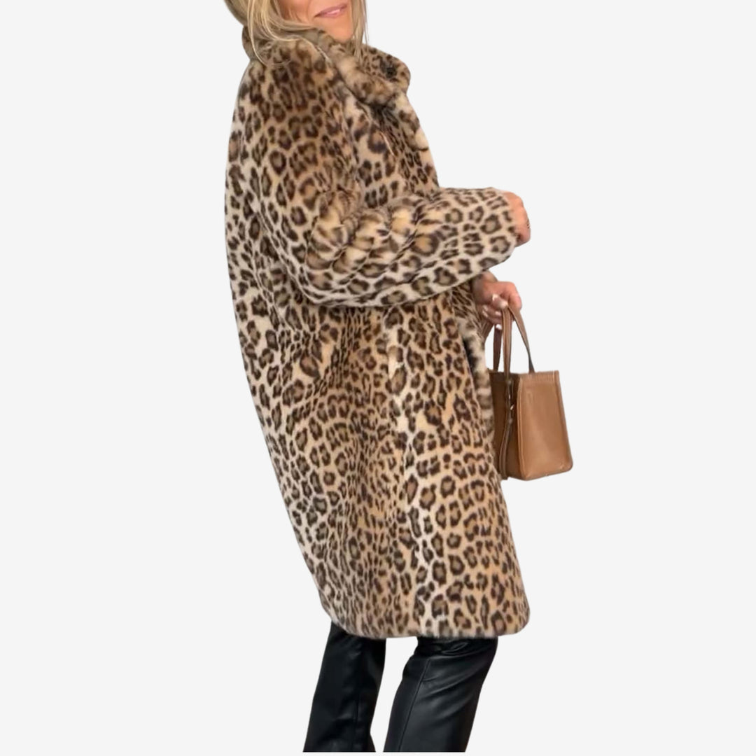 Dame i lang leopardmønstret frakke med åben front og lange ærmer