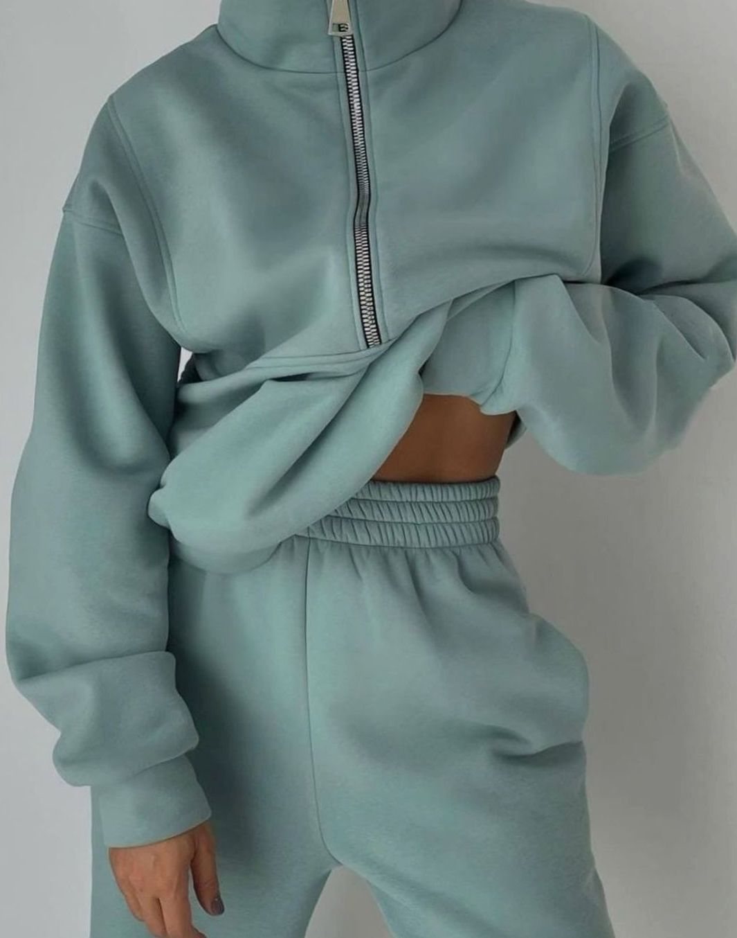 Damesæt med cropped sweatshirt med høj krave og matchende lange bukser