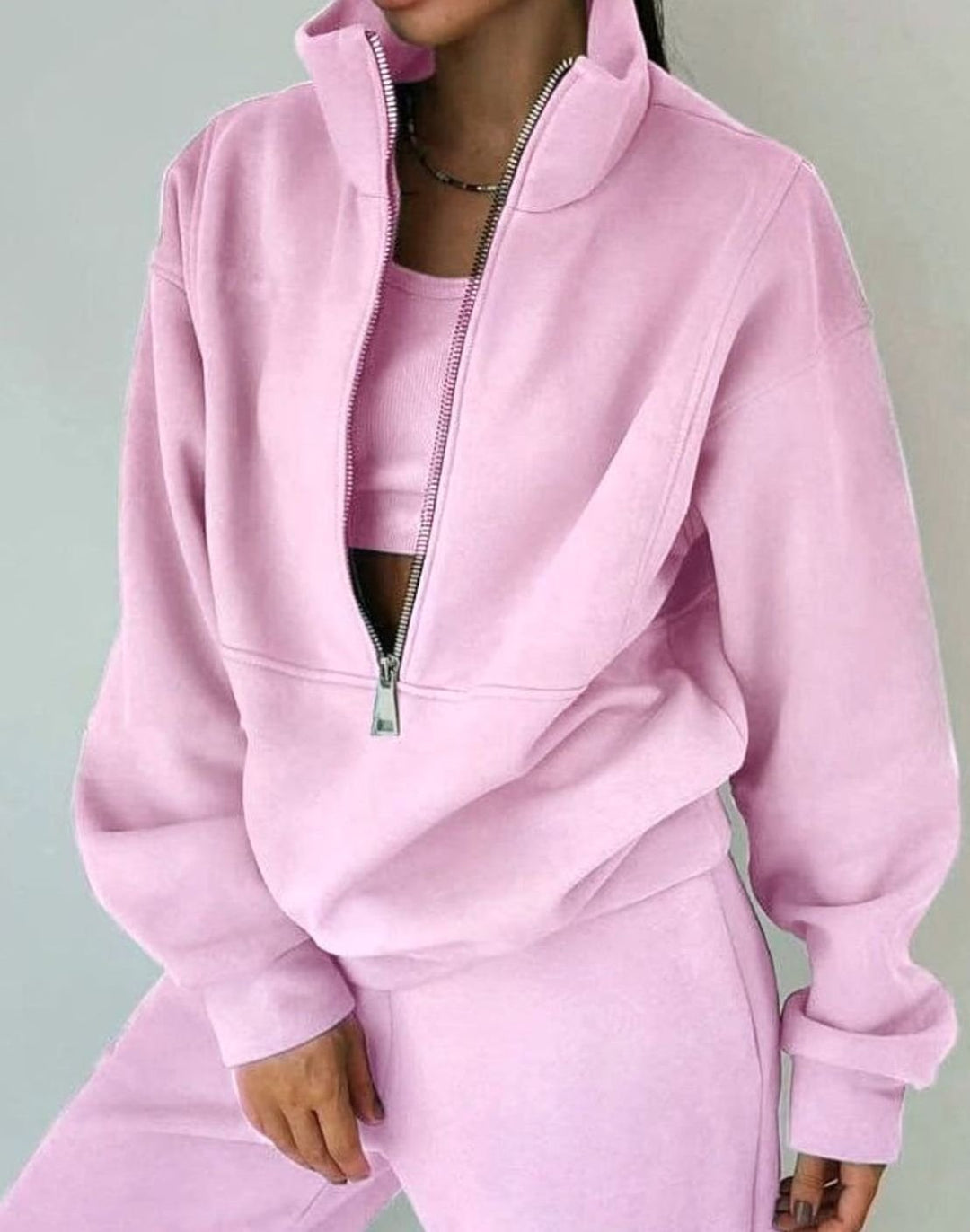 Damesæt med cropped sweatshirt med høj krave og matchende lange bukser