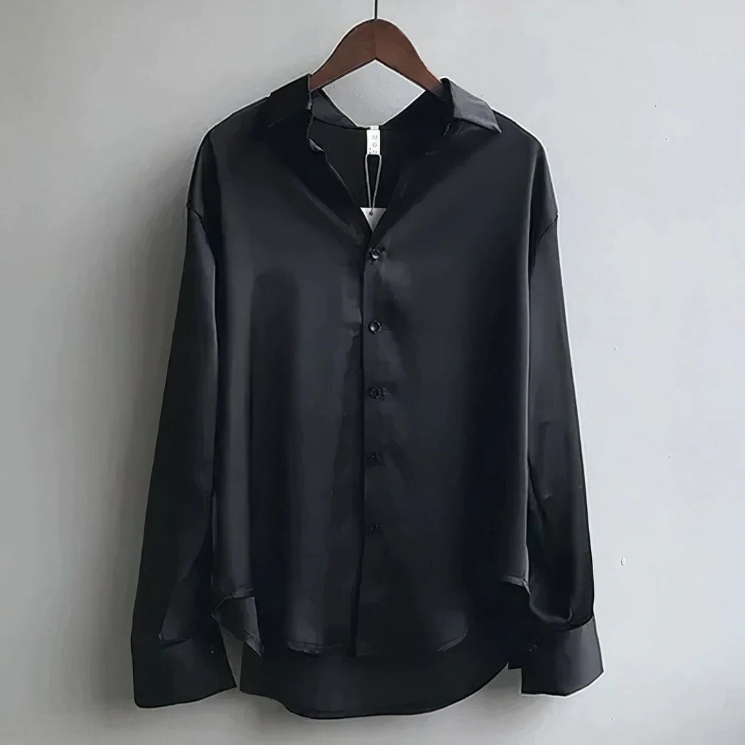 Damebluse med skjortekrave, knaplukning og lange ærmer